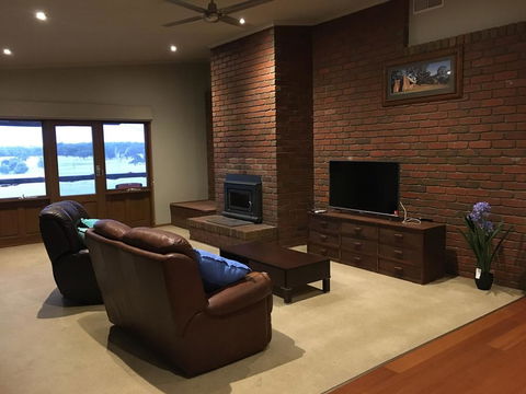 Country Farm House Close To Ballarat - Accommodation Burleigh 3