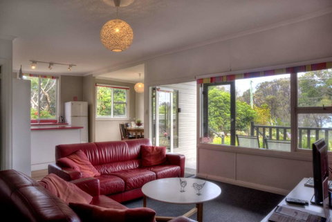 Cove Beach Apartment 1 - Accommodation Burleigh 2