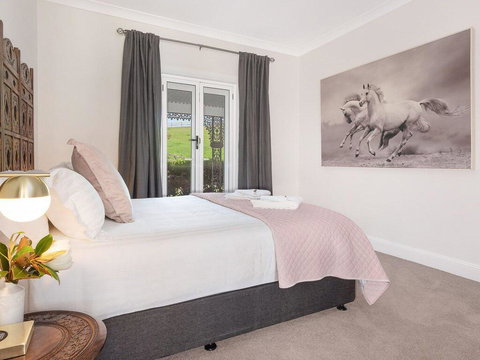 Cowley House - Stunning Entertainer, Views, Pool - Accommodation Burleigh 3