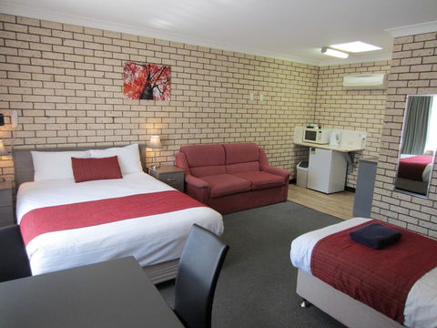 Cowra Crest Motel - Accommodation Burleigh 2