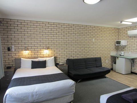 Cowra Crest Motel - Accommodation Burleigh 3