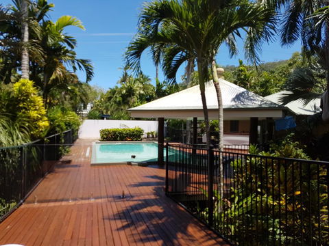 Crazy About Cairns Resort Living - 6 Bedrooms - Accommodation Burleigh 1
