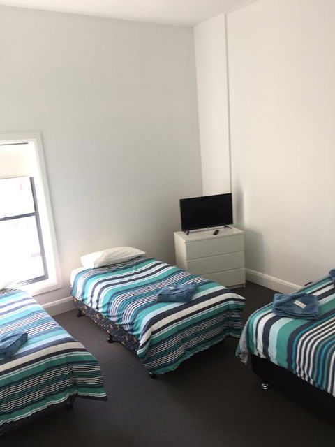 Crown Inn Hotel - Accommodation Burleigh 2