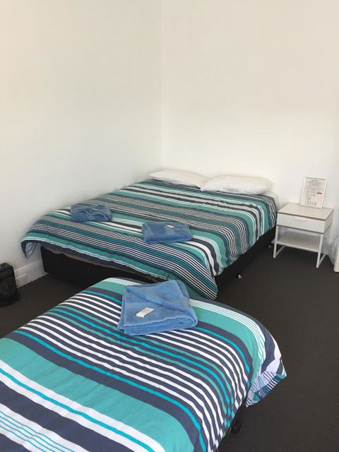 Crown Inn Hotel - Accommodation Burleigh 0