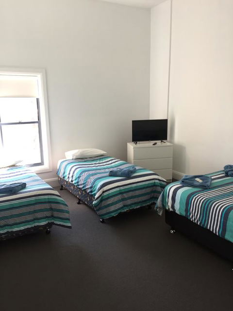 Crown Inn Hotel - Accommodation Burleigh 1