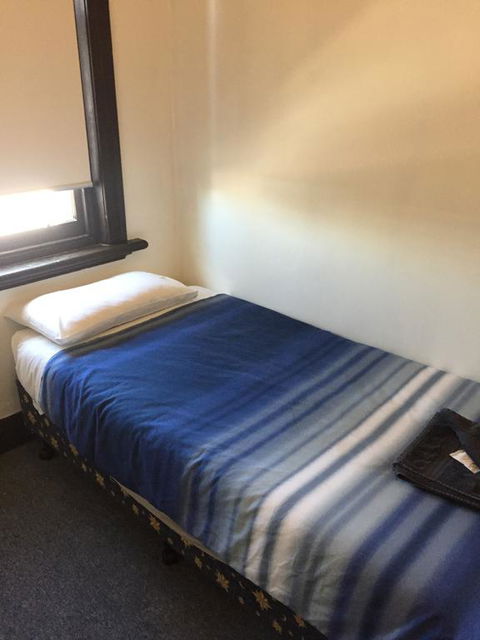 Crown Inn Hotel - Accommodation Burleigh 3