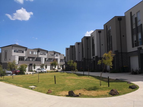 Delicate And Peaceful Bundoora Townhouse 20-R2 - Accommodation Burleigh 3