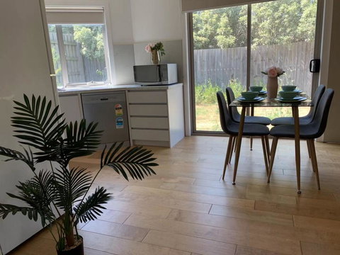 Delicate And Peaceful Bundoora Townhouse 20-R3 - Accommodation Burleigh 2