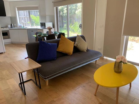 Delicate And Peaceful Bundoora Townhouse 7-R1 - Accommodation Burleigh 0