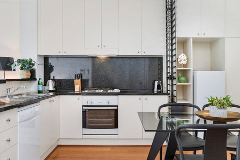 Deluxe Unit With Pool, Parking And Gym Near Beaches - Accommodation Burleigh 2