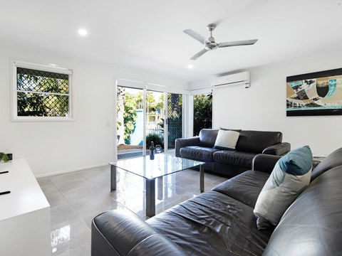Diamond Beach 3 Bedroom Poolside Apartment - Accommodation Burleigh 3