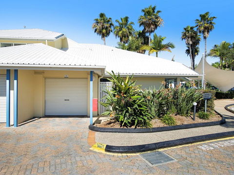 Diamond Beach 3 Bedroom Poolside Apartment - Accommodation Burleigh 2