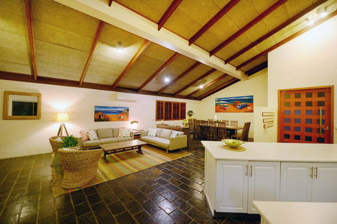 Diggers Beach Surf House - Accommodation Burleigh 3