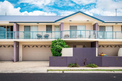 Driftwood - Modern Townhouse - Accommodation Burleigh 0