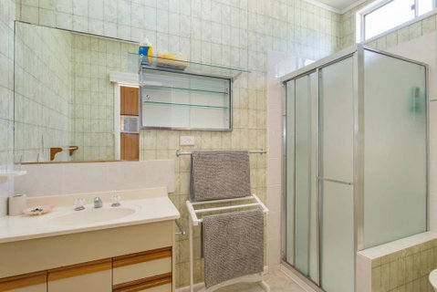 EIGHTY STEPS - Walk To The Ocean Edge - Accommodation Burleigh 1