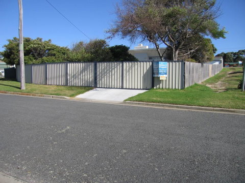 Elusive Penguin - Accommodation Burleigh 1