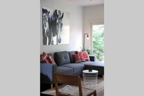 Elwood Beach House - Accommodation Burleigh 1