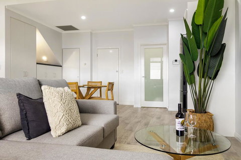 Enjoy Bayside Life At Stylish Studio Close To City - Accommodation Burleigh 1
