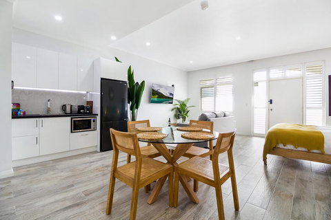 Enjoy Bayside Life At Stylish Studio Close To City - Accommodation Burleigh 2
