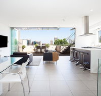 Enjoy Leafy Urban Outlooks in Modern Lifestyle Retreat - Accommodation Burleigh
