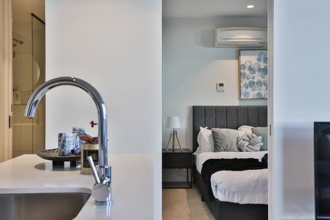 EQ TOWER Melbourne CBD APT - Accommodation Burleigh 1