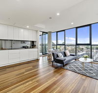 Executive City-centre Apartment with Parking - Accommodation Burleigh