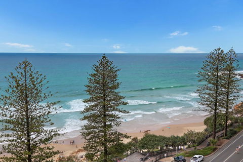 FABULOUS BEACHFRONT POSITION - Accommodation Burleigh 0