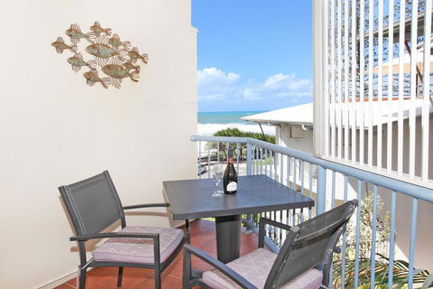 FABULOUS BEACHFRONT POSITION - Accommodation Burleigh 1