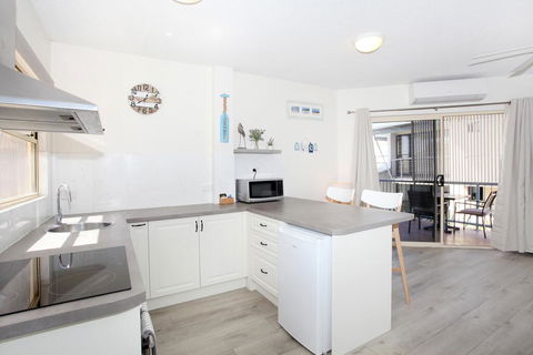 FABULOUS BEACHFRONT POSITION - Accommodation Burleigh 3