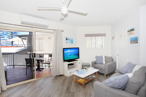 FABULOUS BEACHFRONT POSITION - Accommodation Burleigh 2