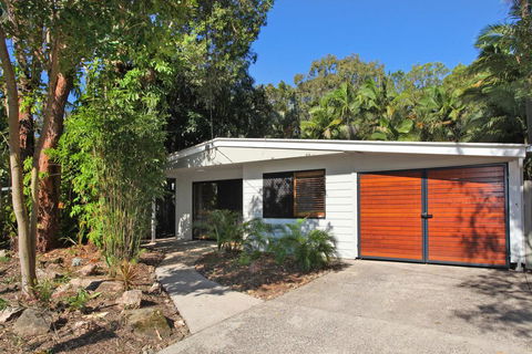 FABULOUS HOLIDAY HIDEAWAY - COOLUM BEACH - Accommodation Burleigh 3