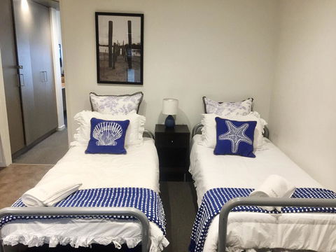 FAMILY ISLAND GETAWAY - BEACHFRONT APARTMENT - Accommodation Burleigh 2