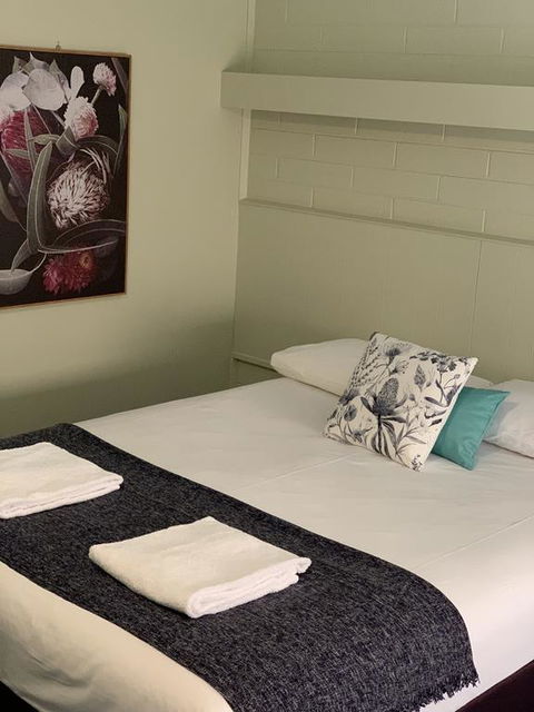 Finley Country Club Hotel Motel - Accommodation Burleigh 1
