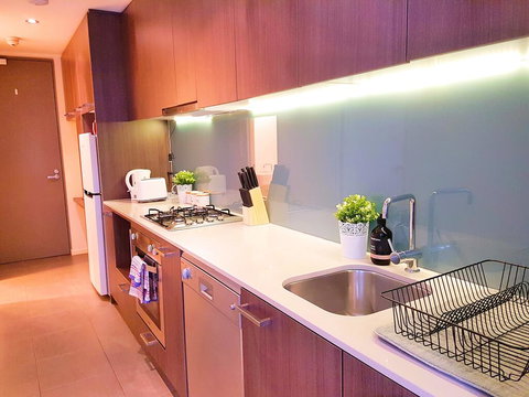 FITZROY FANTASTIC 1BR APT With FREE WINE, NETFLIX, WIFI, Close To TRAMS, COLES - Accommodation Burleigh 2