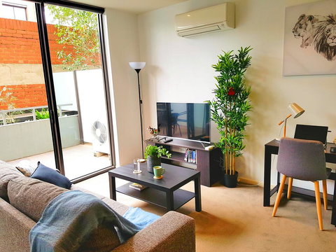 FITZROY FANTASTIC 1BR APT With FREE WINE, NETFLIX, WIFI, Close To TRAMS, COLES - Accommodation Burleigh 0