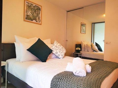 FITZROY FANTASTIC 1BR APT With FREE WINE, NETFLIX, WIFI, Close To TRAMS, COLES - Accommodation Burleigh 1