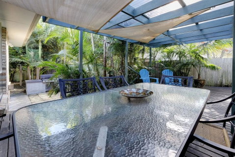 FRANGIPANI BEACH HOUSE - PET FRIENDLY 22 Belbourie Cres Boomerang Beach - Accommodation Burleigh 2