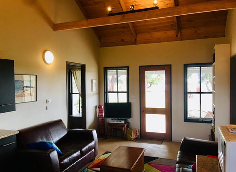 French Island Cottage - Accommodation Burleigh 3