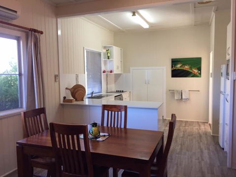 FROGGIES HOLIDAY HOUSE - Accommodation Burleigh 3