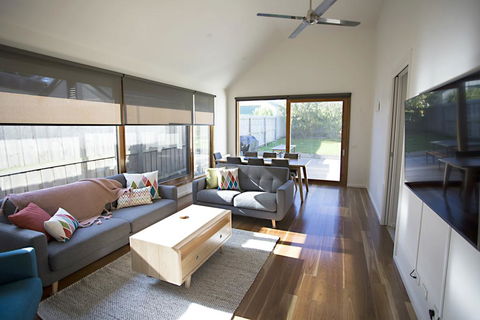 GALWAY COTTAGE - Accommodation Burleigh 0