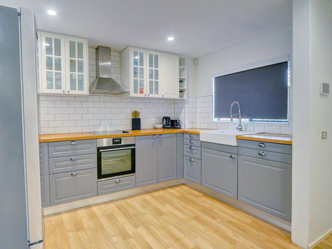 GCHM Beachside Getaway With Netflix & Wi-Fi - Accommodation Burleigh 1