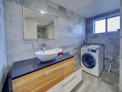 GCHM Beachside Getaway With Netflix & Wi-Fi - Accommodation Burleigh 3