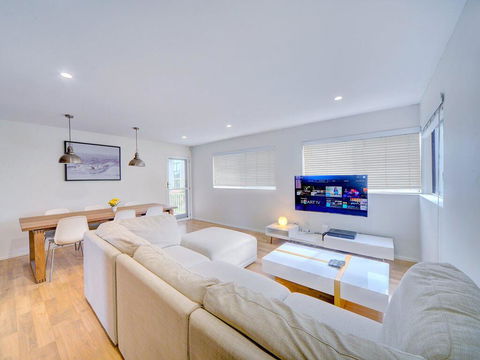GCHM Beachside Getaway With Netflix & Wi-Fi - Accommodation Burleigh 0