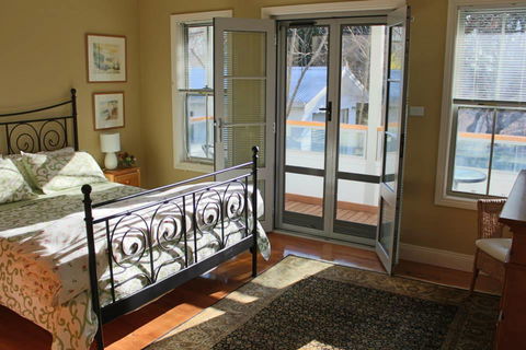 Glenburn House - Accommodation Burleigh 2