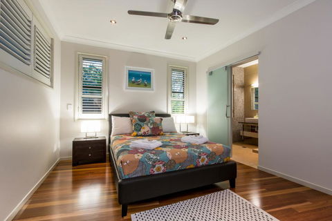 GRAND LUXURY MANSION WITH POOL, 2 BUGGIES AND FABULOUS OCEAN VIEWS - Accommodation Burleigh 1