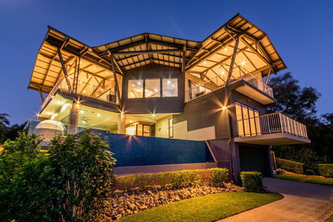 GRAND LUXURY MANSION WITH POOL, 2 BUGGIES AND FABULOUS OCEAN VIEWS - Accommodation Burleigh 0