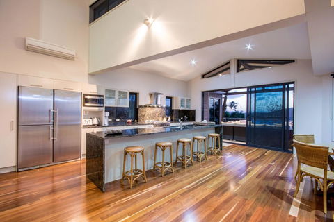 GRAND LUXURY MANSION WITH POOL, 2 BUGGIES AND FABULOUS OCEAN VIEWS - Accommodation Burleigh 3