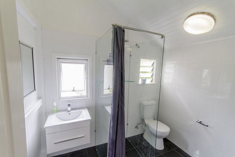 Grimshaw House - Accommodation Burleigh 0