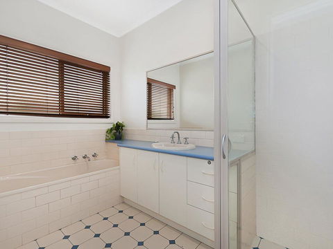GUILDFORD COTTAGE - Accommodation Burleigh 1