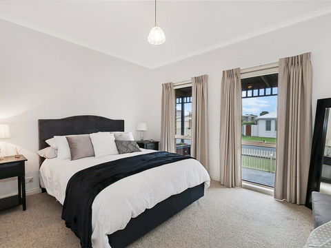 GUILDFORD COTTAGE - Accommodation Burleigh 0